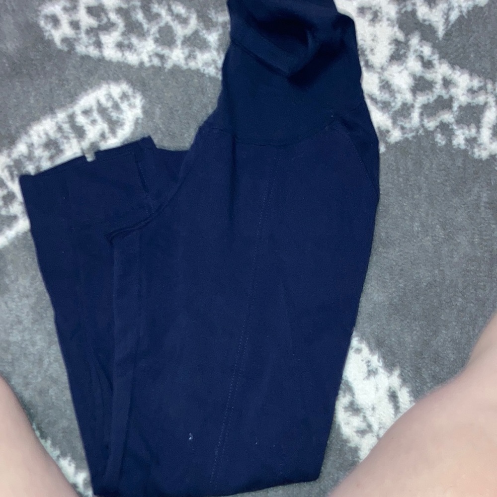 Navy blue leggings with small front slit. Ankle pants